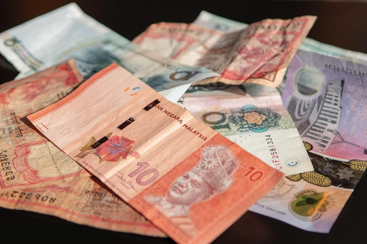 Billetes y monedas de ringgit malasio como referencia de moneda.