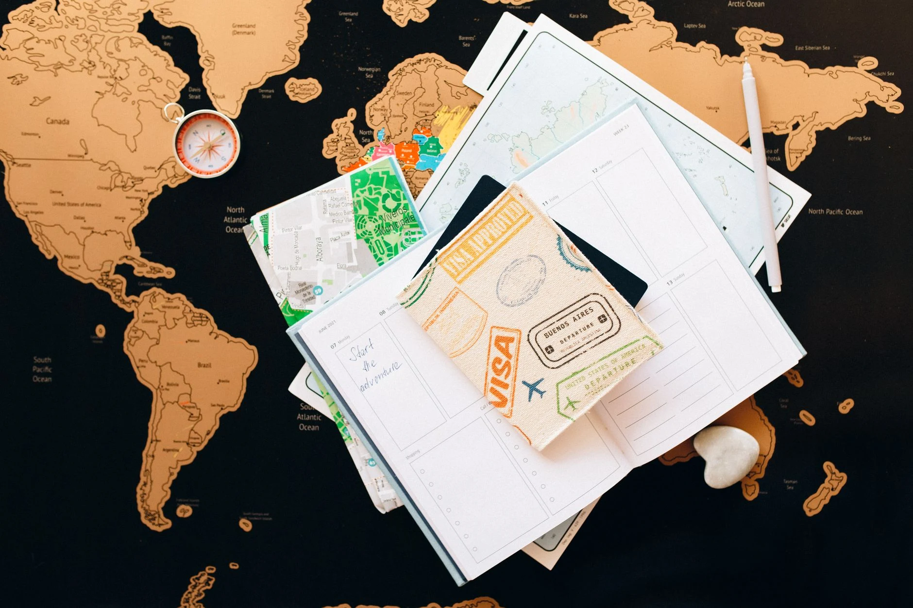 Mapa y cuaderno para planificar un viaje a Surinam