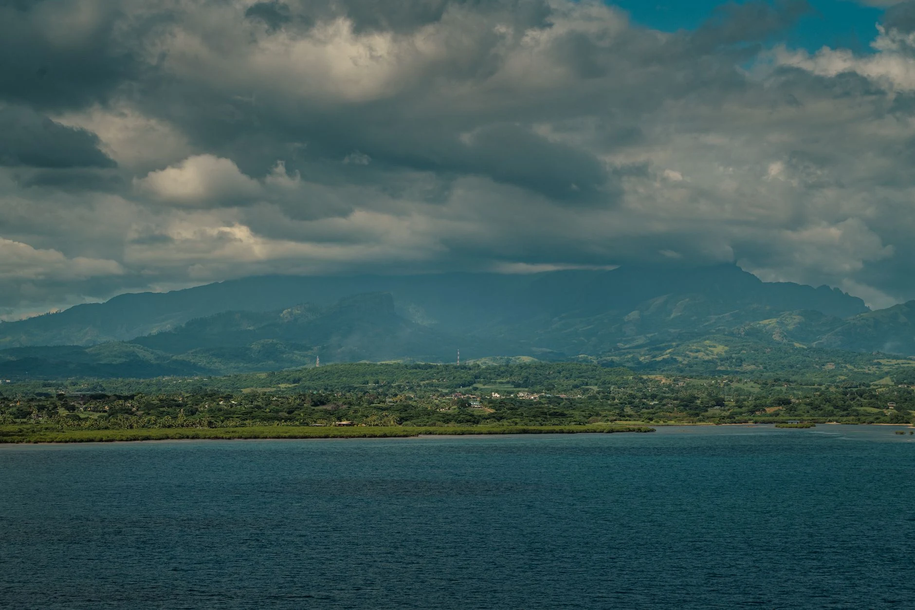 Costa insular genérica usada como contexto visual para una guía de Vanuatu.