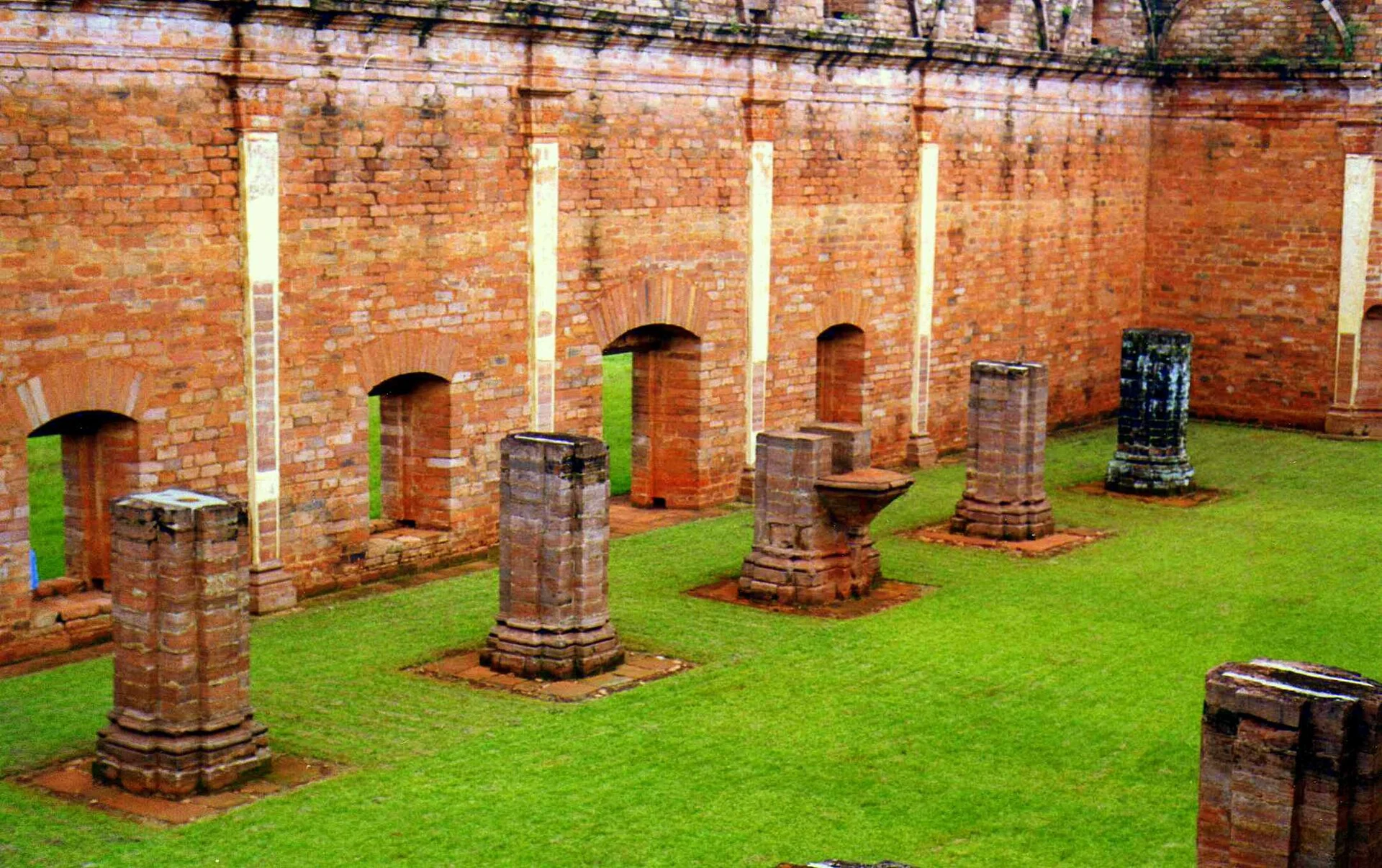 Arcos trilobulados del templo inconcluso de Jesús de Tavarangue.