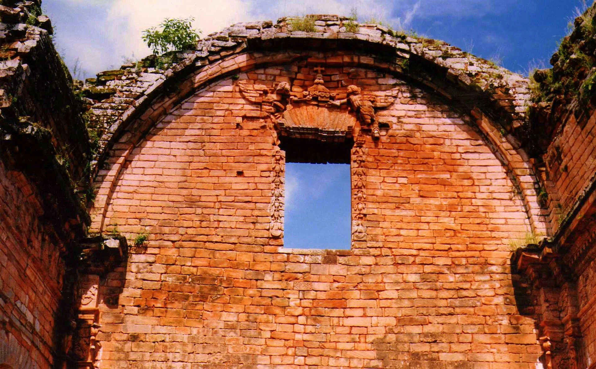 Detalle de un relieve de piedra arenisca en la misión de Trinidad.