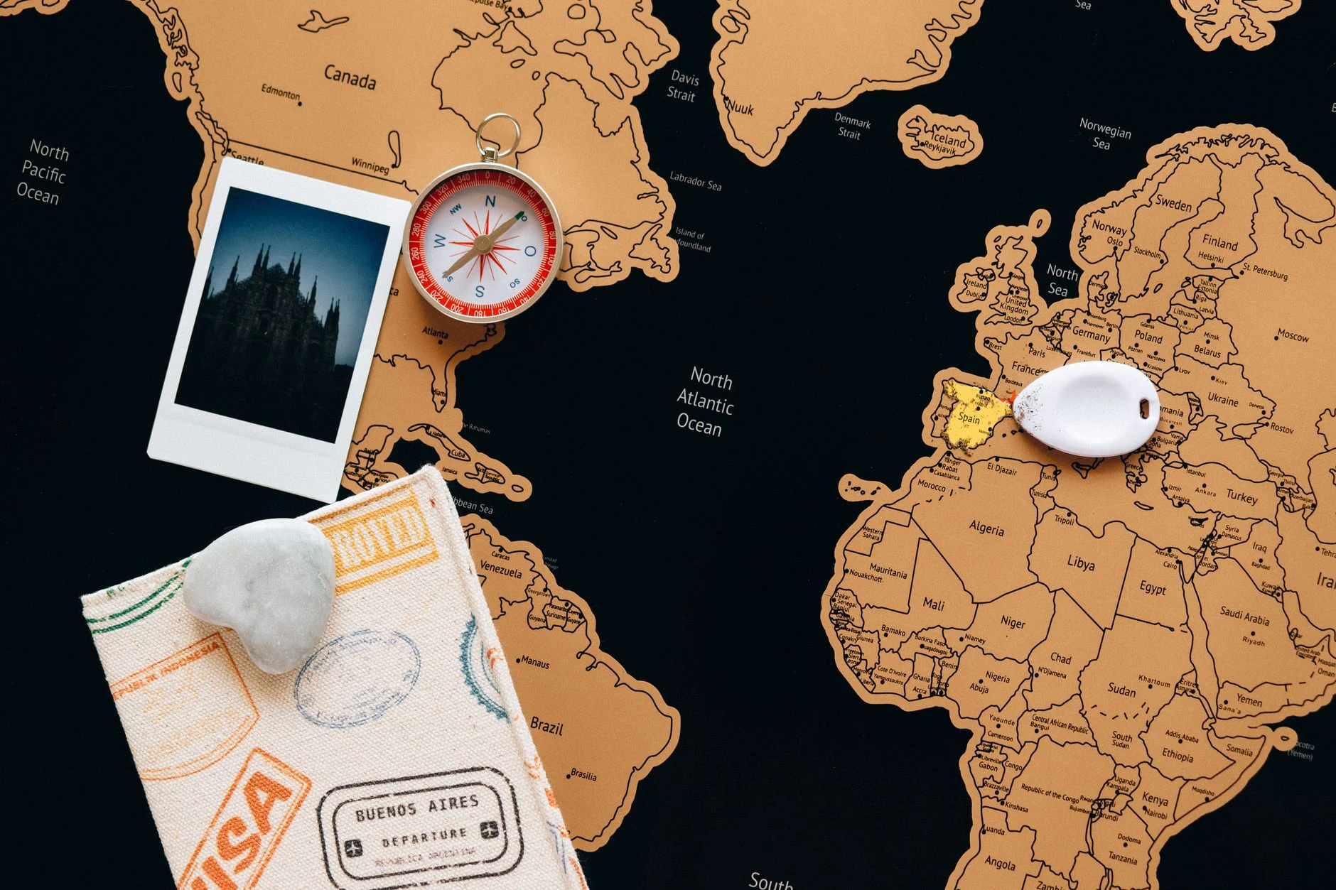 Mapa y cuaderno para planificar un viaje a Sudáfrica.