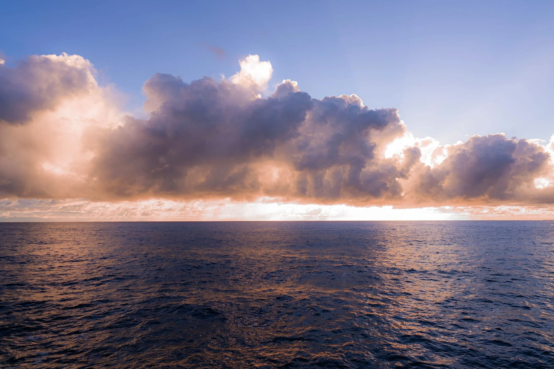Imagen de contexto de horizonte oceánico; no representa una vista identificable de Palau.