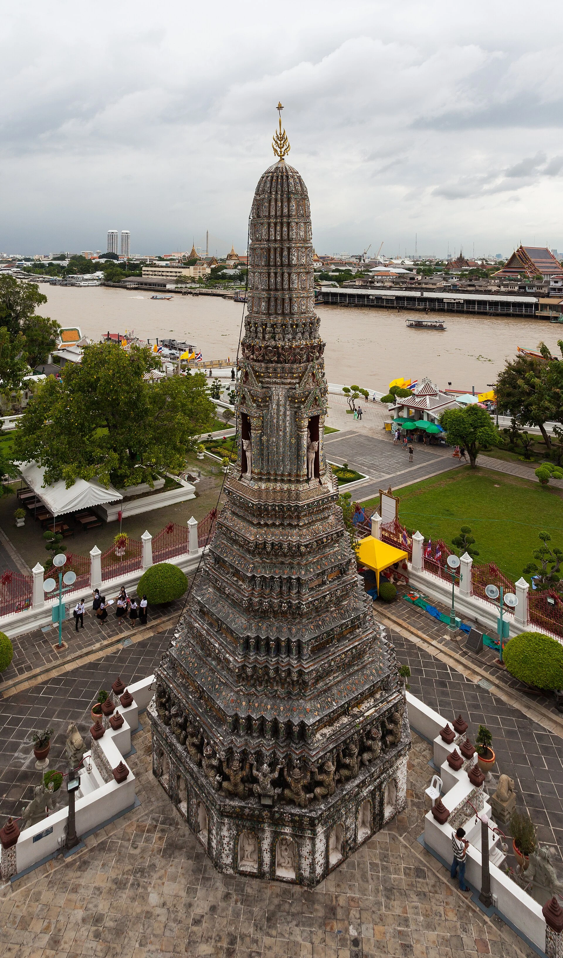 Panorámica diurna del horizonte urbano de Bangkok junto al río Chao Phraya.