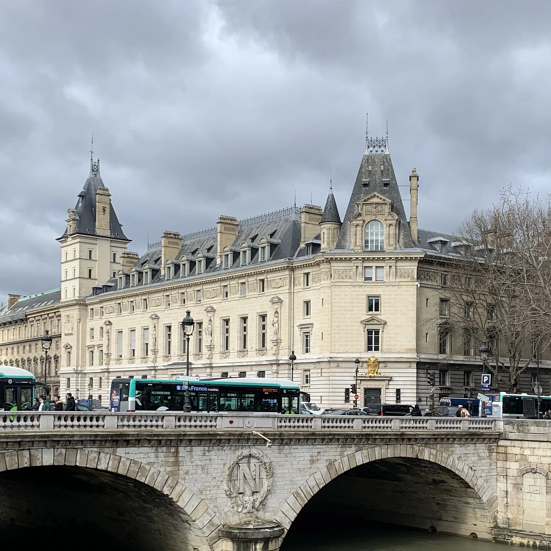 Vista urbana amplia de París, capital de Francia.