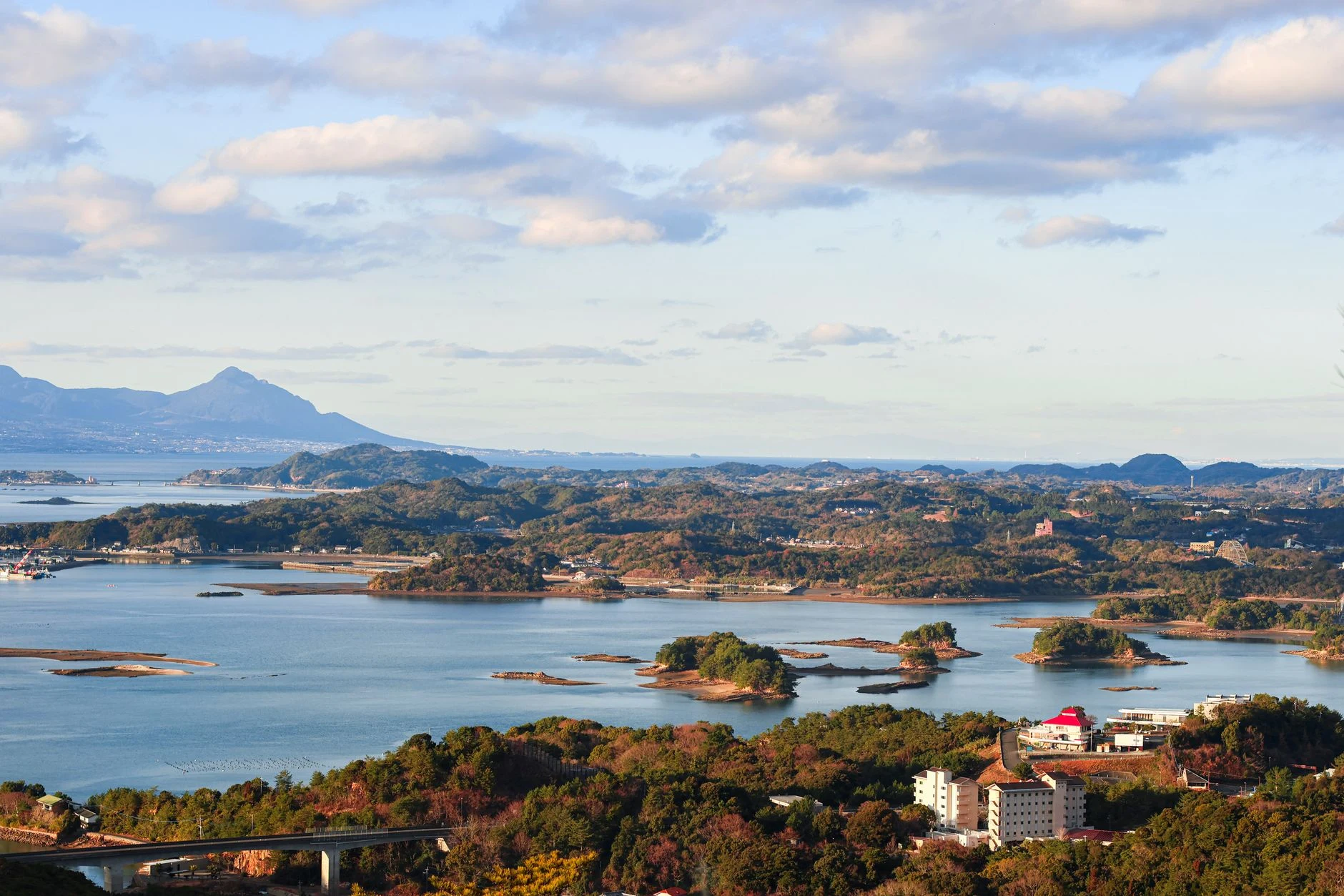 Paisaje costero japonés visto desde el aire, sin localización identificada.