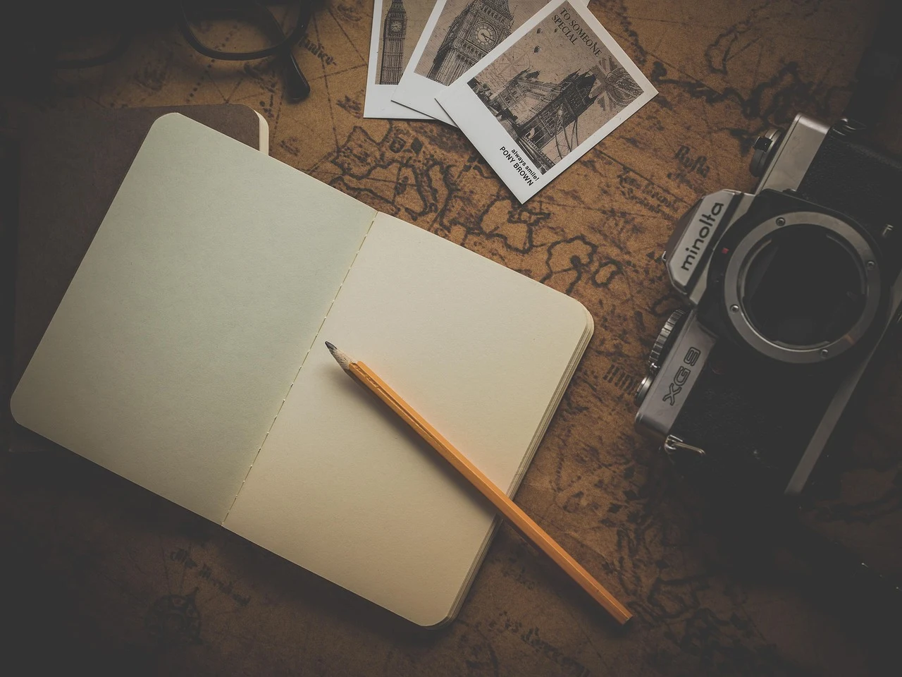 Mapa y cuaderno para preparar un viaje a Senegal.
