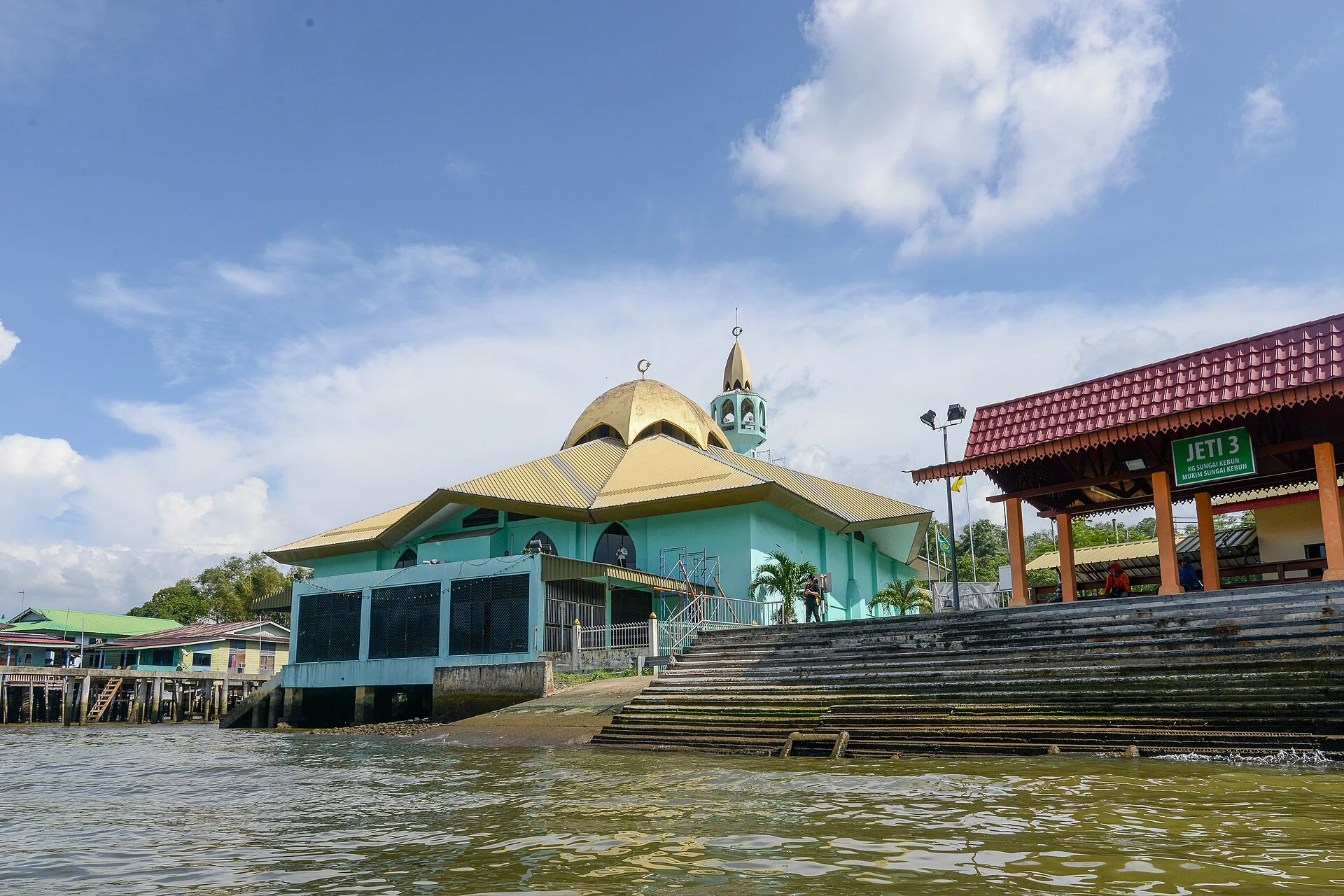 Pasarela y viviendas sobre pilotes en Kampong Ayer, Brunéi.