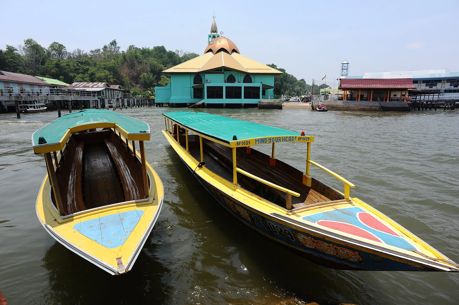 Taxi acuático junto a los embarcaderos de Kampong Ayer.