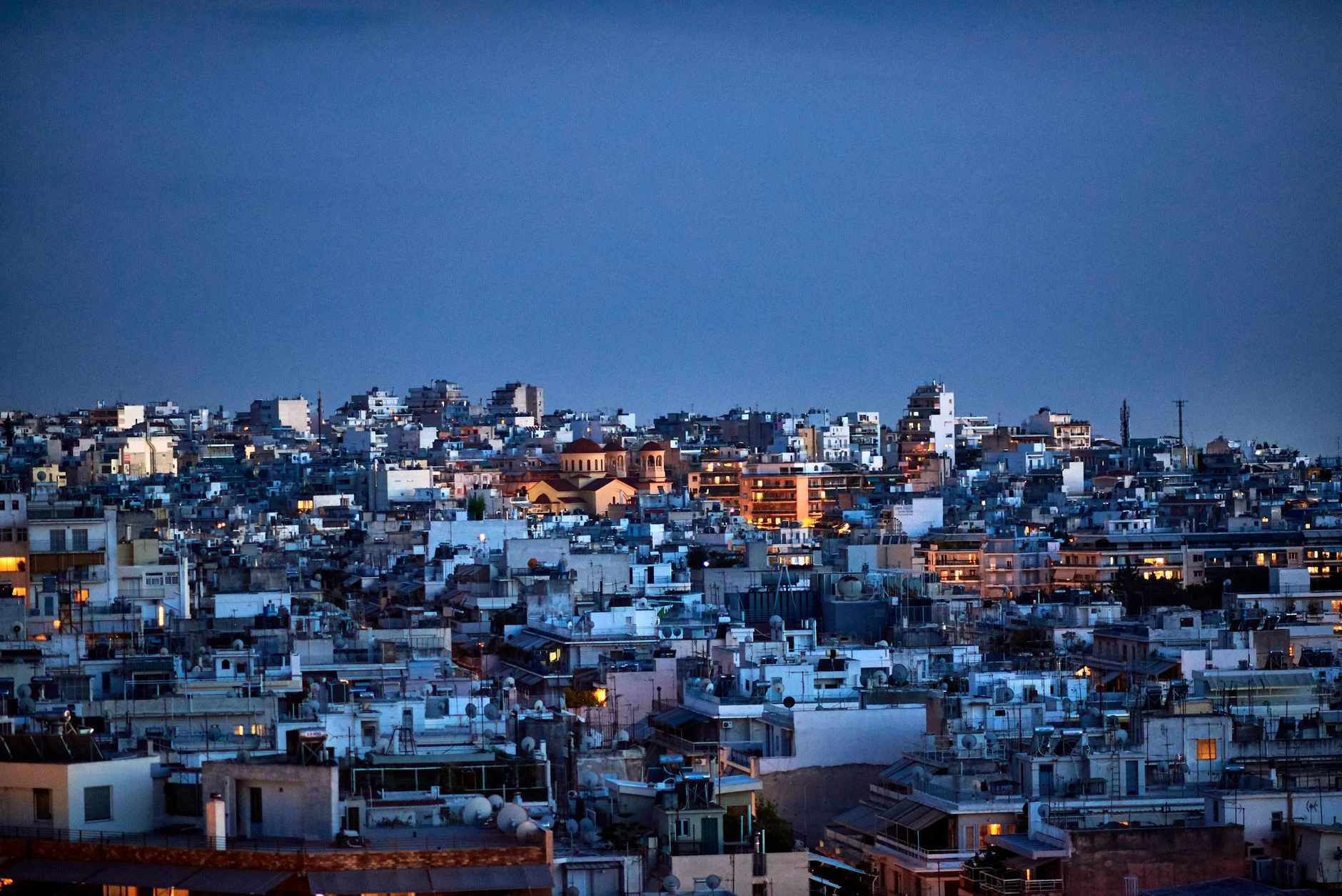 Vista urbana contemporánea de Atenas, capital de Grecia.