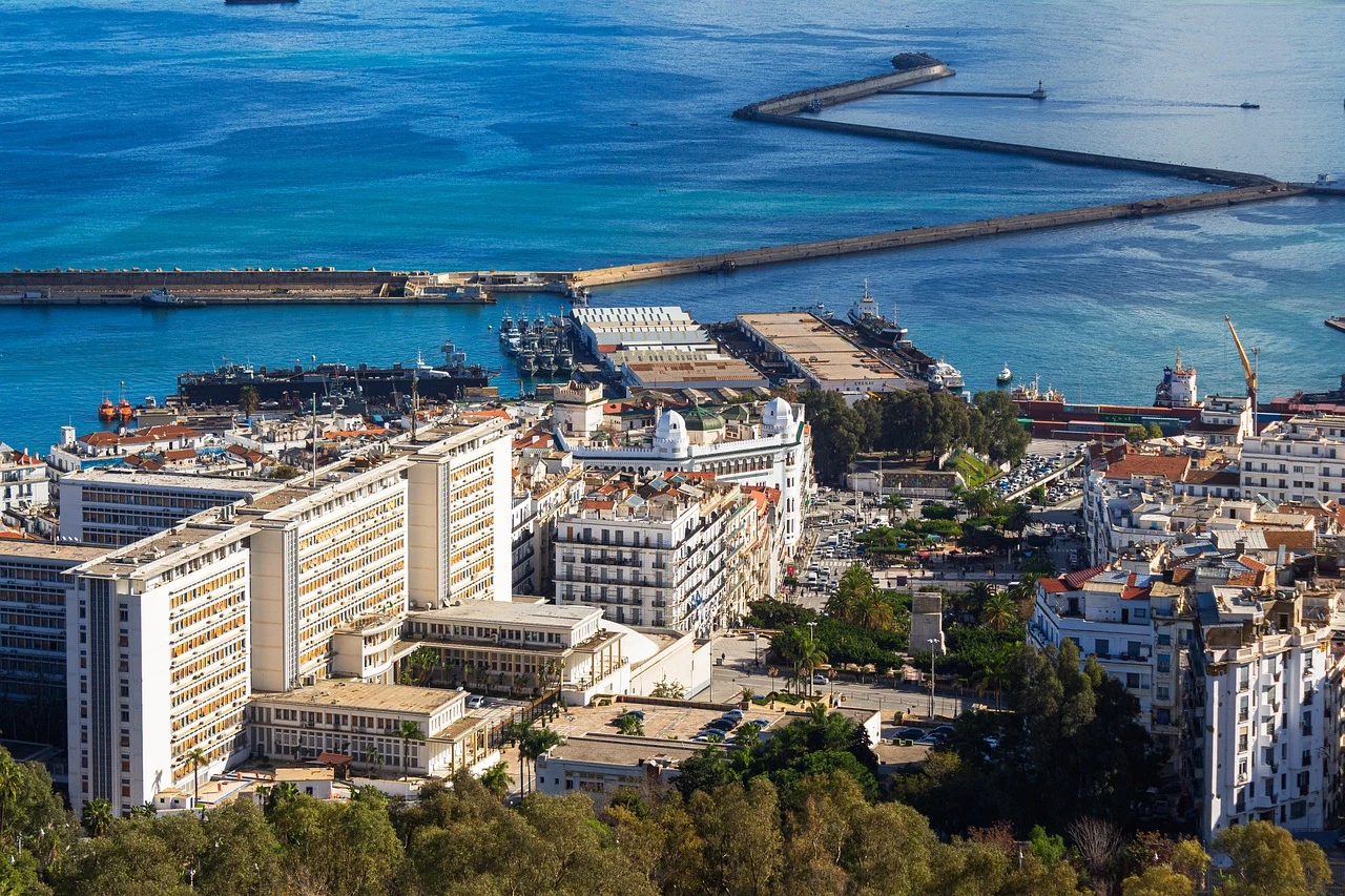 Paisaje costero contemporáneo de Argelia junto al Mediterráneo.