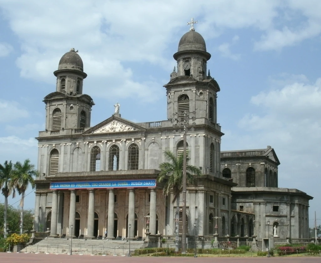 Entorno urbano contemporáneo de Managua, capital de Nicaragua.