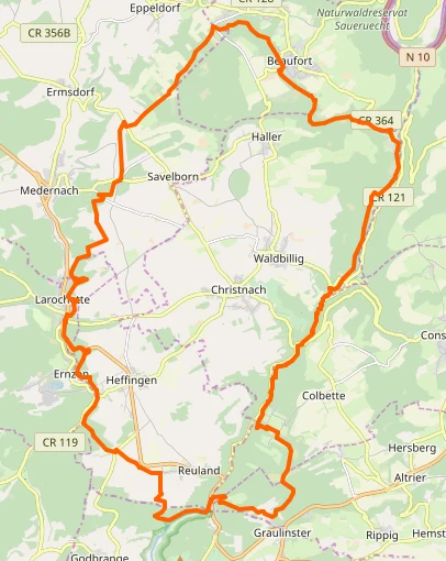 Escolher um percurso no Mullerthal Trail do Luxemburgo