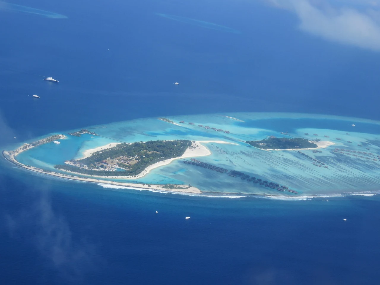 Imagen aérea de contexto de aguas someras e islas pequeñas.