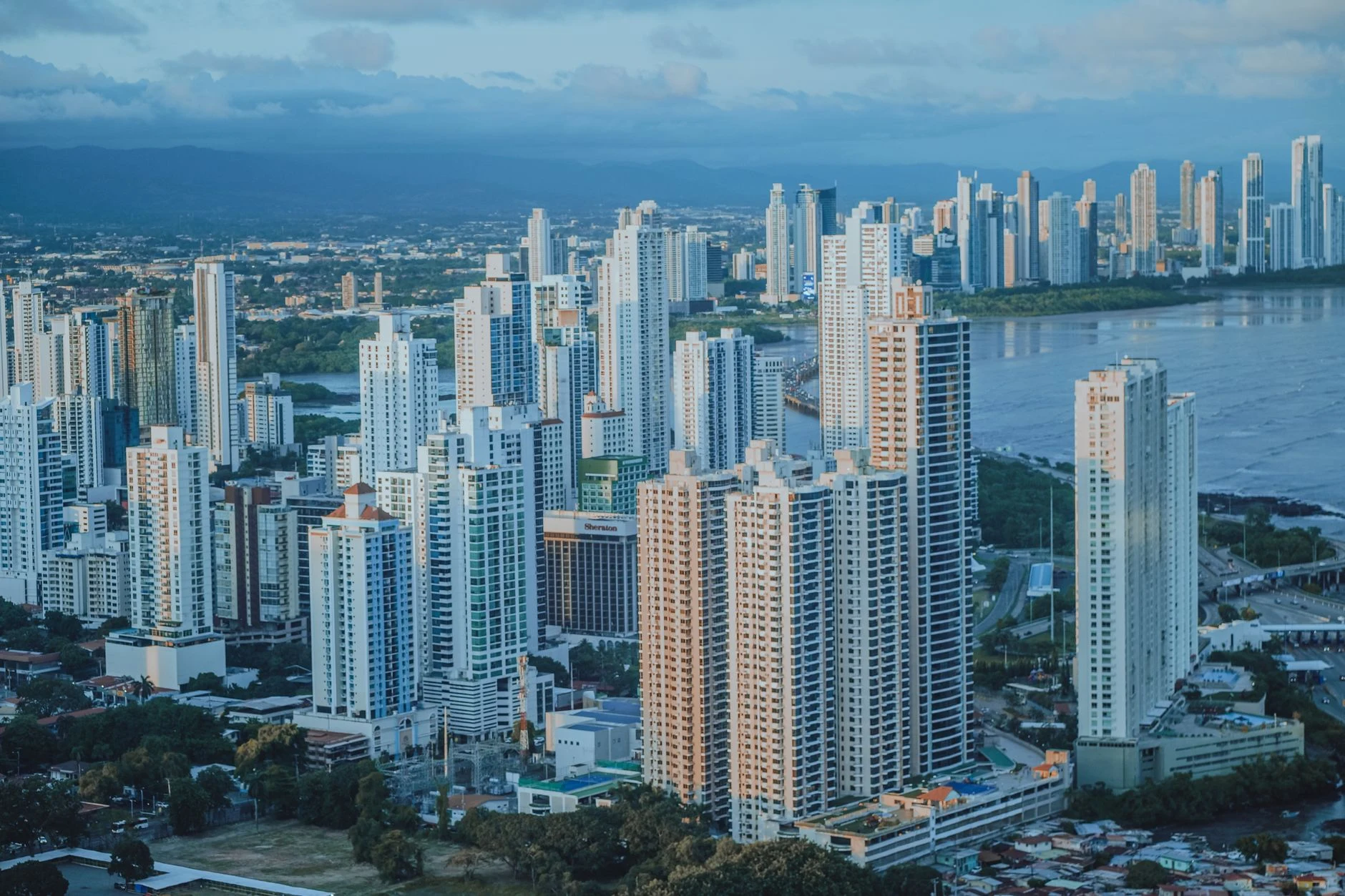 Panorámica urbana de Ciudad de Panamá junto al agua