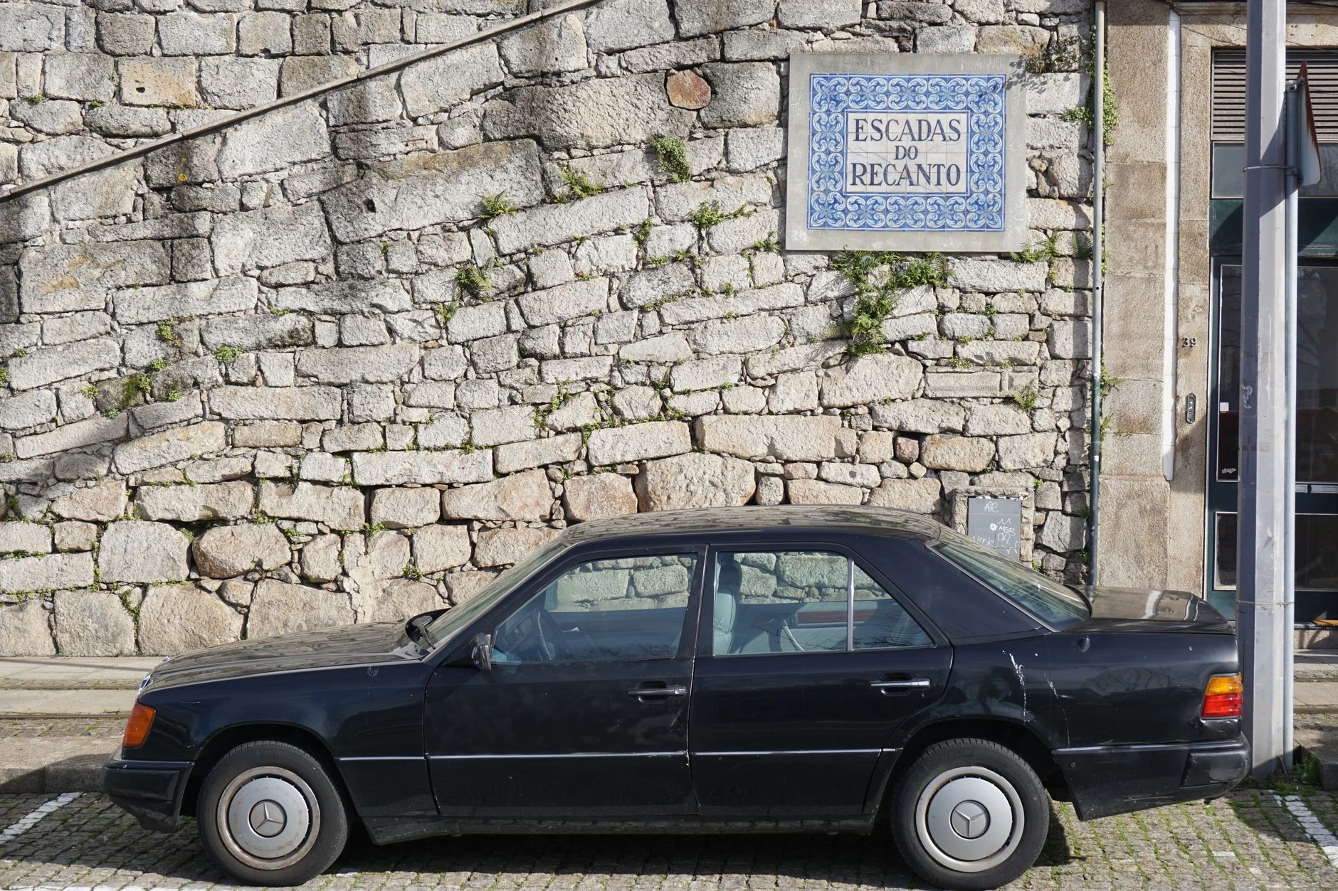 Señal pública en portugués en una calle de Portugal.