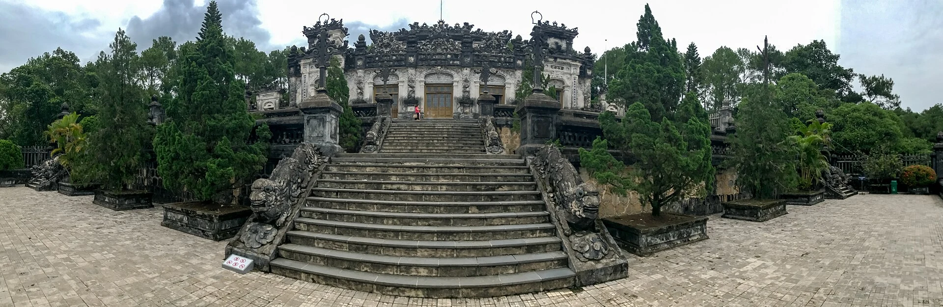 Mosaicos y escalinata del mausoleo de Khải Định en Huế
