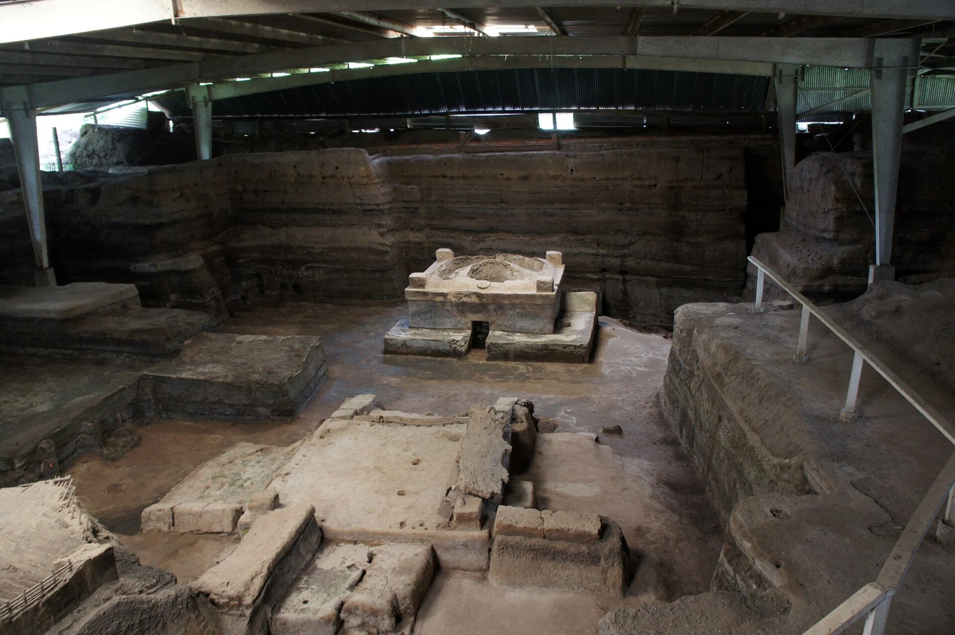 Estructuras excavadas bajo cubiertas protectoras en Joya de Cerén.