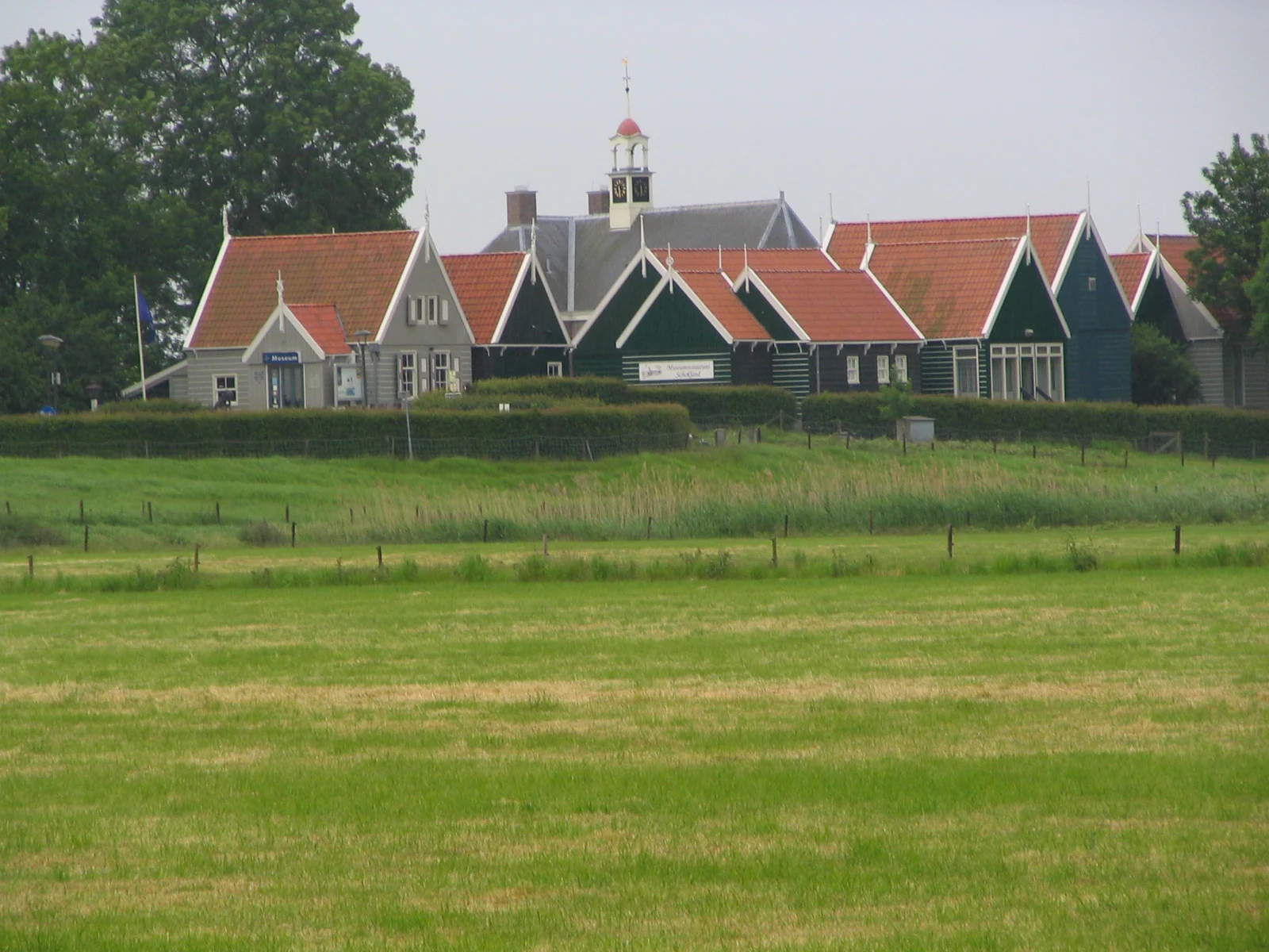 Vista elevada de Schokland, antigua isla rodeada por campos del Noordoostpolder.