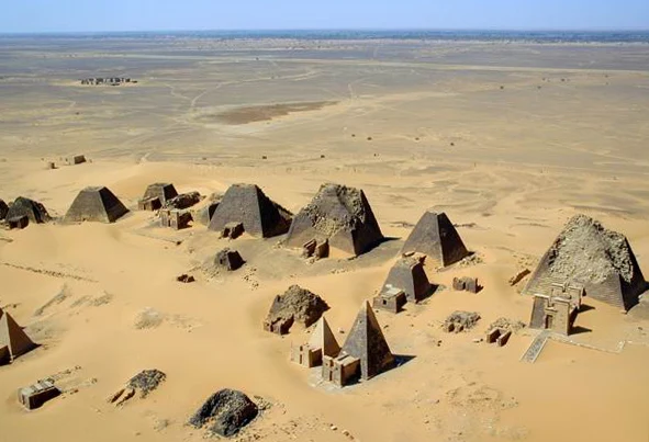 Pirámides de la necrópolis real de Meroe en el paisaje semidesértico de Sudán.
