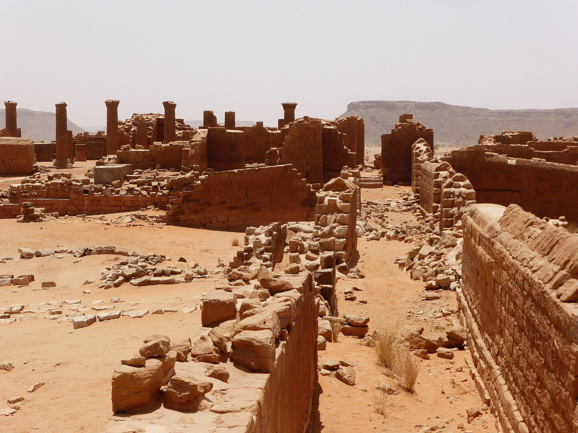 Muros y patios del Gran Recinto de Musawwarat es-Sufra, Sudán.