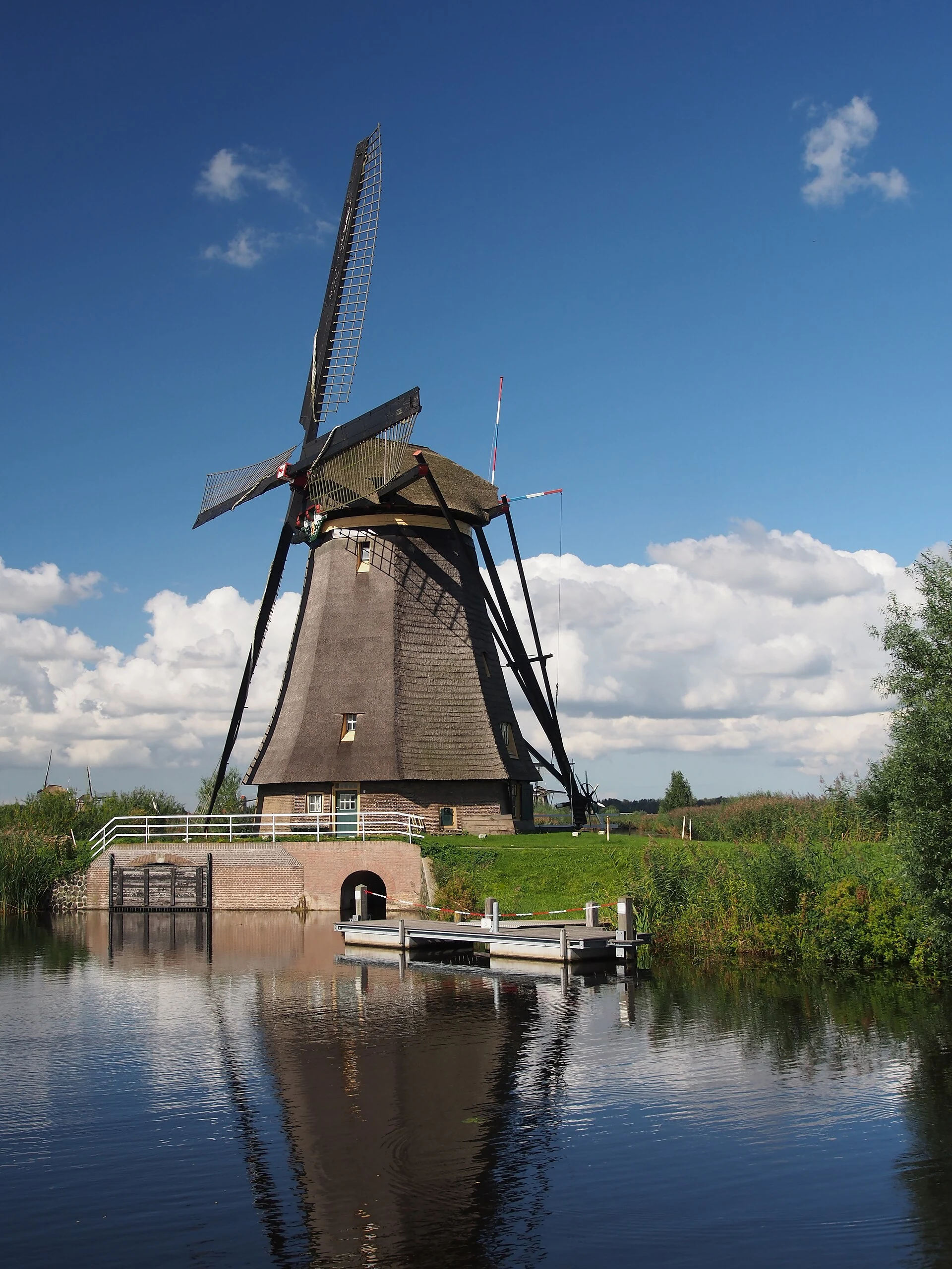 Embarcación de pasajeros junto al embarcadero de Kinderdijk