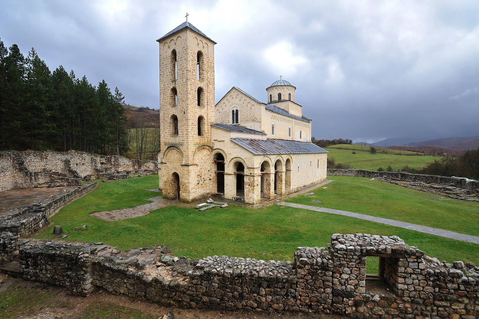 Exterior de la iglesia del monasterio de Sopoćani en un entorno arbolado.