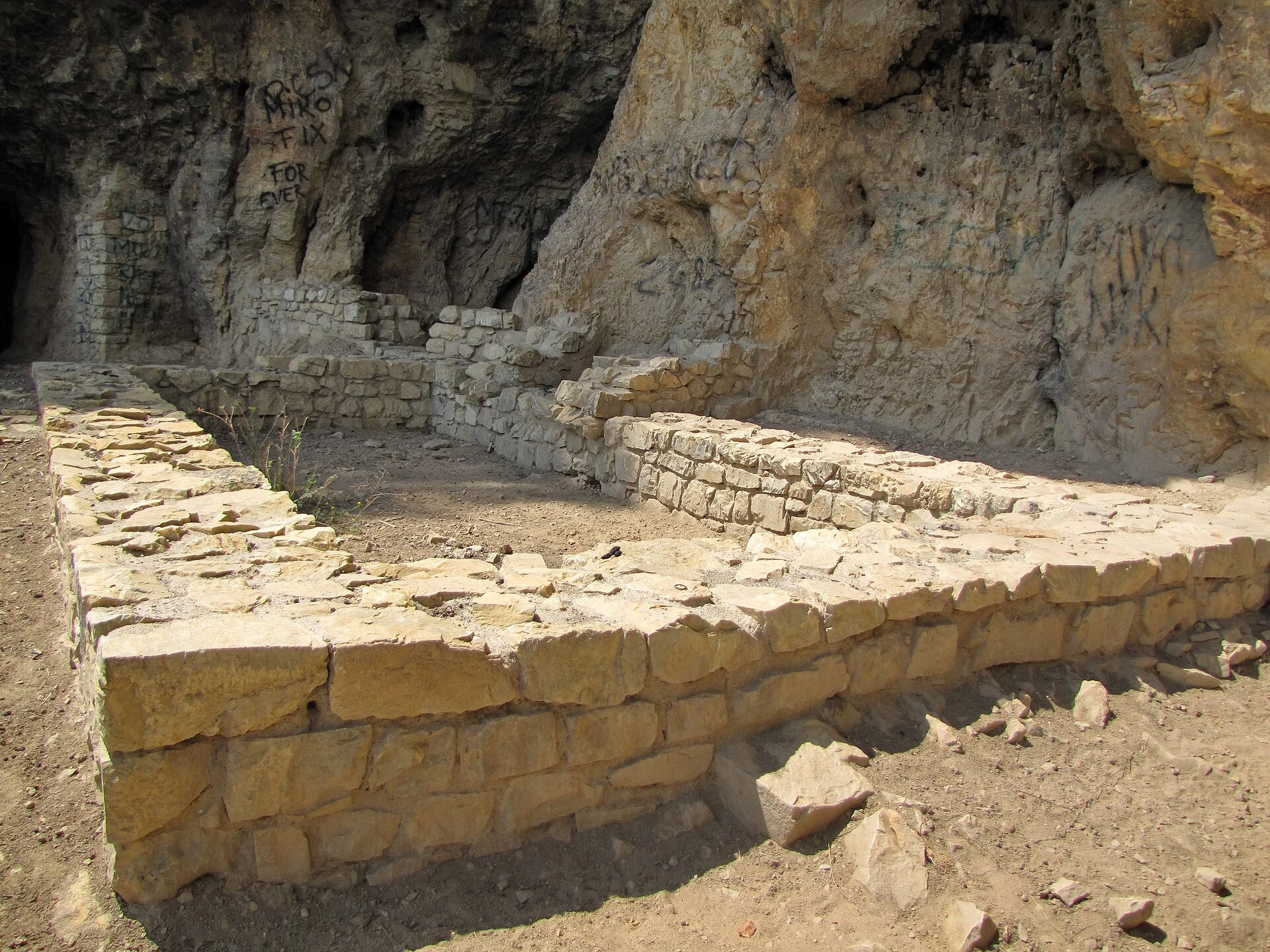 Restos de murallas de la fortaleza de Gradina en Stari Ras.