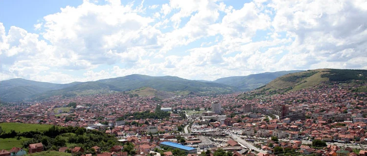 Calle del casco histórico comercial de Novi Pazar.