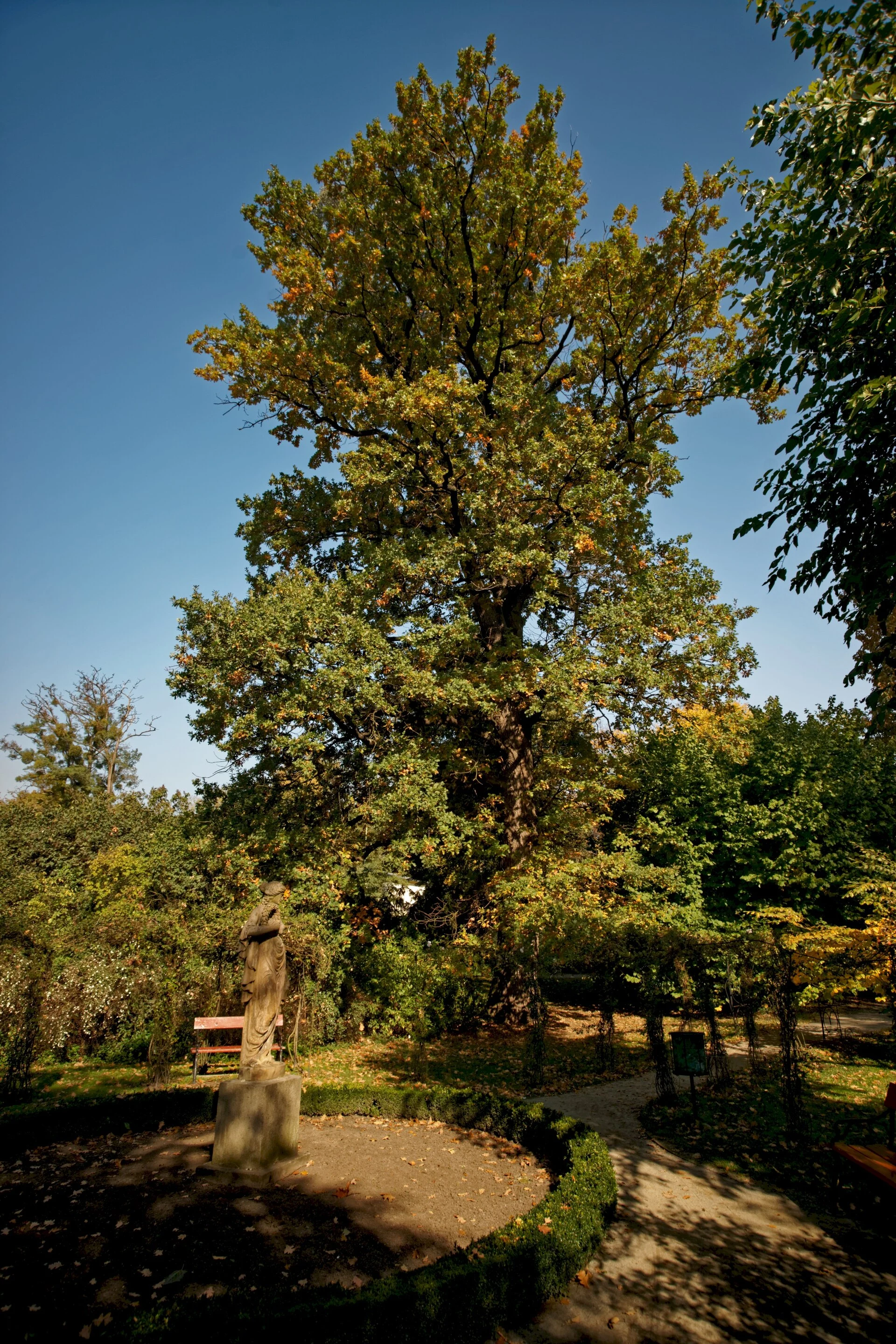 Palacio arzobispal de Kroměříž junto al parque del jardín