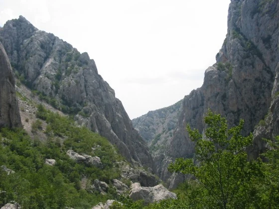 Sendero entre paredes calizas en el cañón de Velika Paklenica, Parque Nacional de Paklenica.