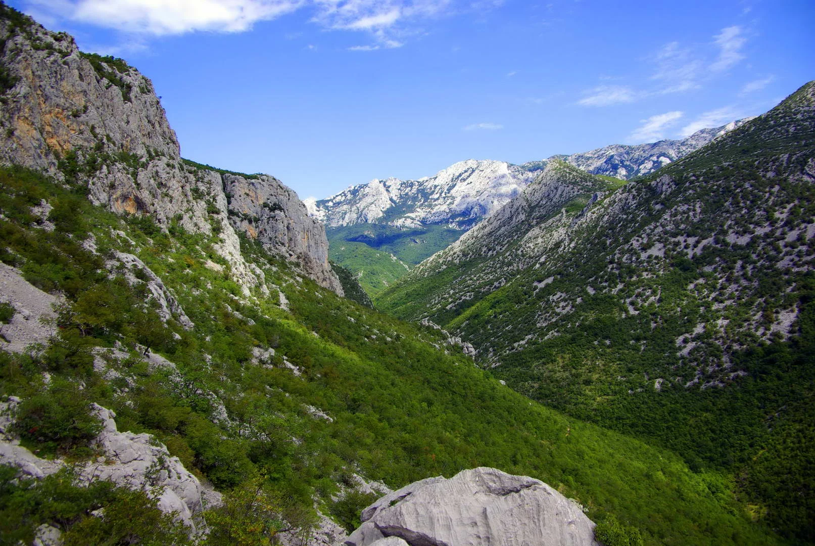 Entrada de la cueva Manita peć en el Parque Nacional de Paklenica.