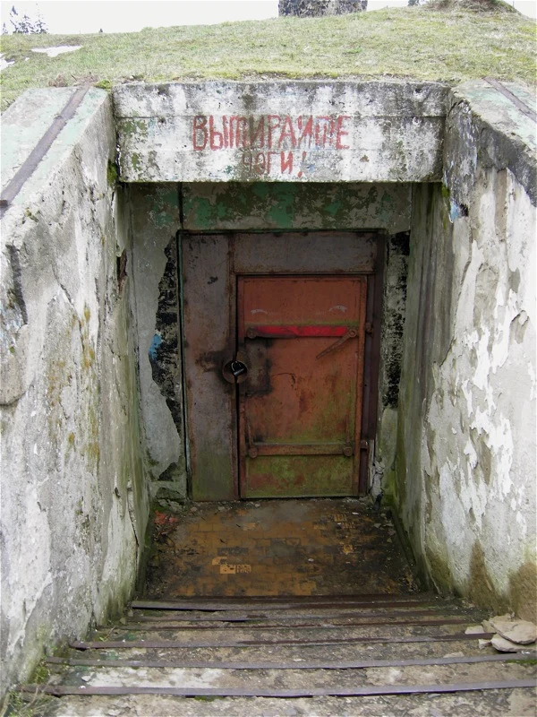 Acceso a la Exposición de la Guerra Fría de Plokštinė, instalada en una antigua base de misiles soviética.