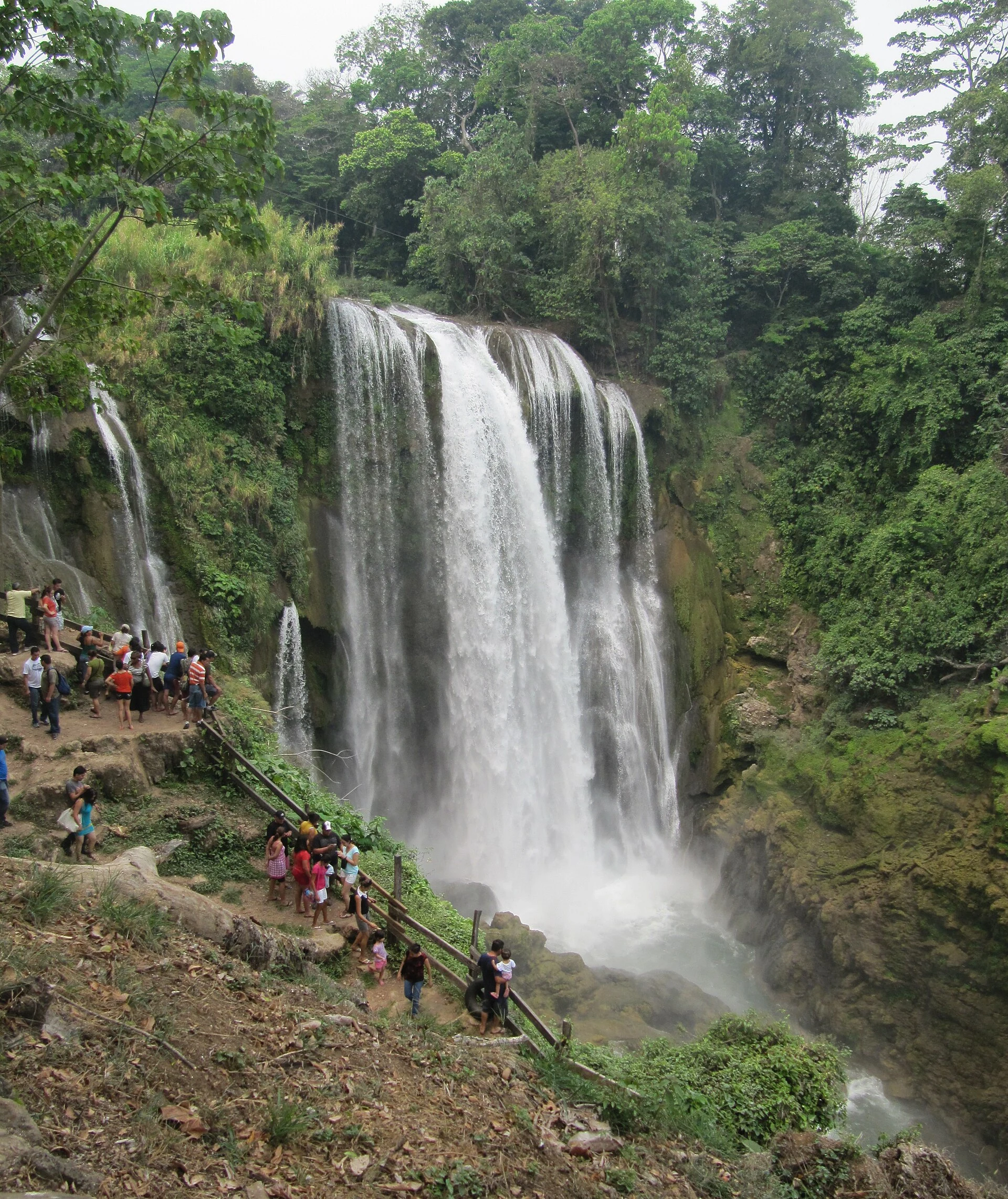 Cataratas de Pulhapanzak vistas desde un mirador autorizado