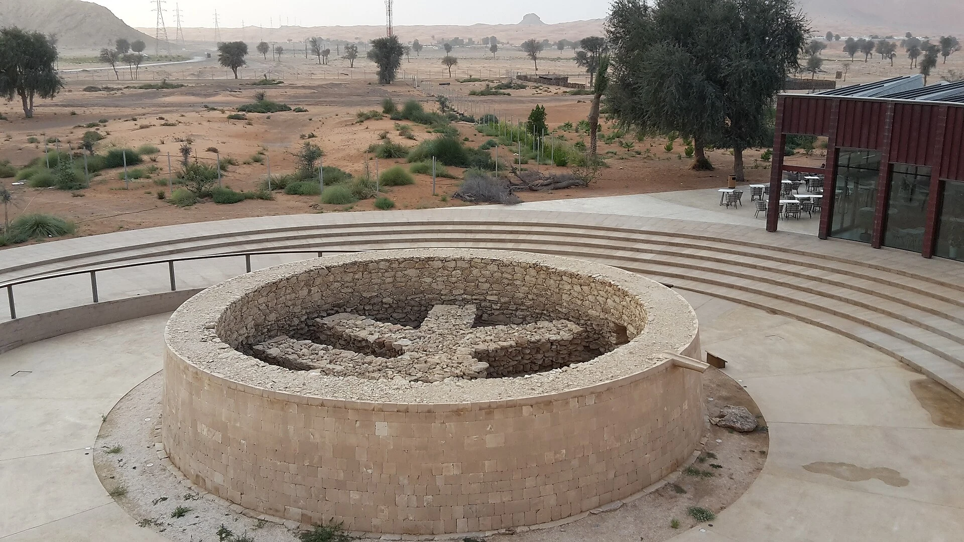 Exterior del Centro Arqueológico de Mleiha frente al paisaje desértico de Sharjah.