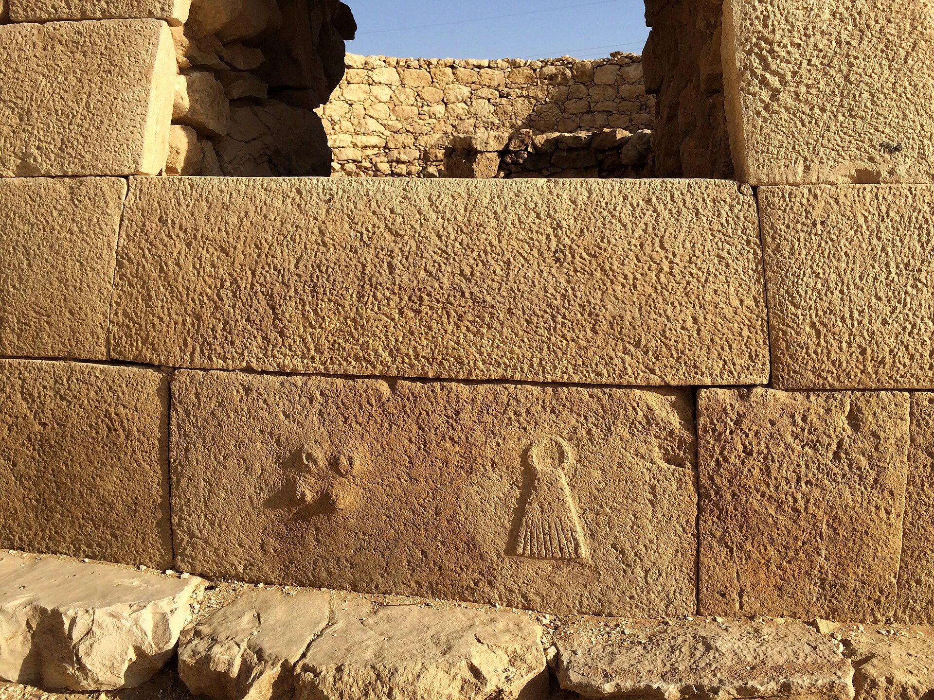 Relieve calizo y arena en el paisaje desértico del entorno de Faya.