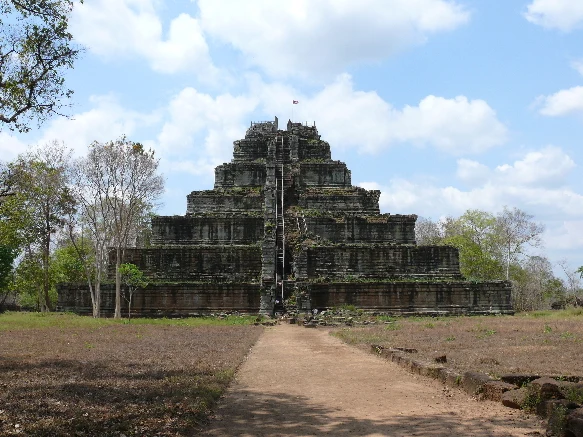 Pirámide escalonada de Prasat Prang en el conjunto de Prasat Thom, Koh Ker.
