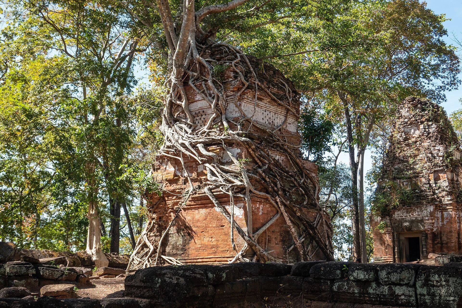 Torres de ladrillo de Prasat Pram en el yacimiento arqueológico de Koh Ker.