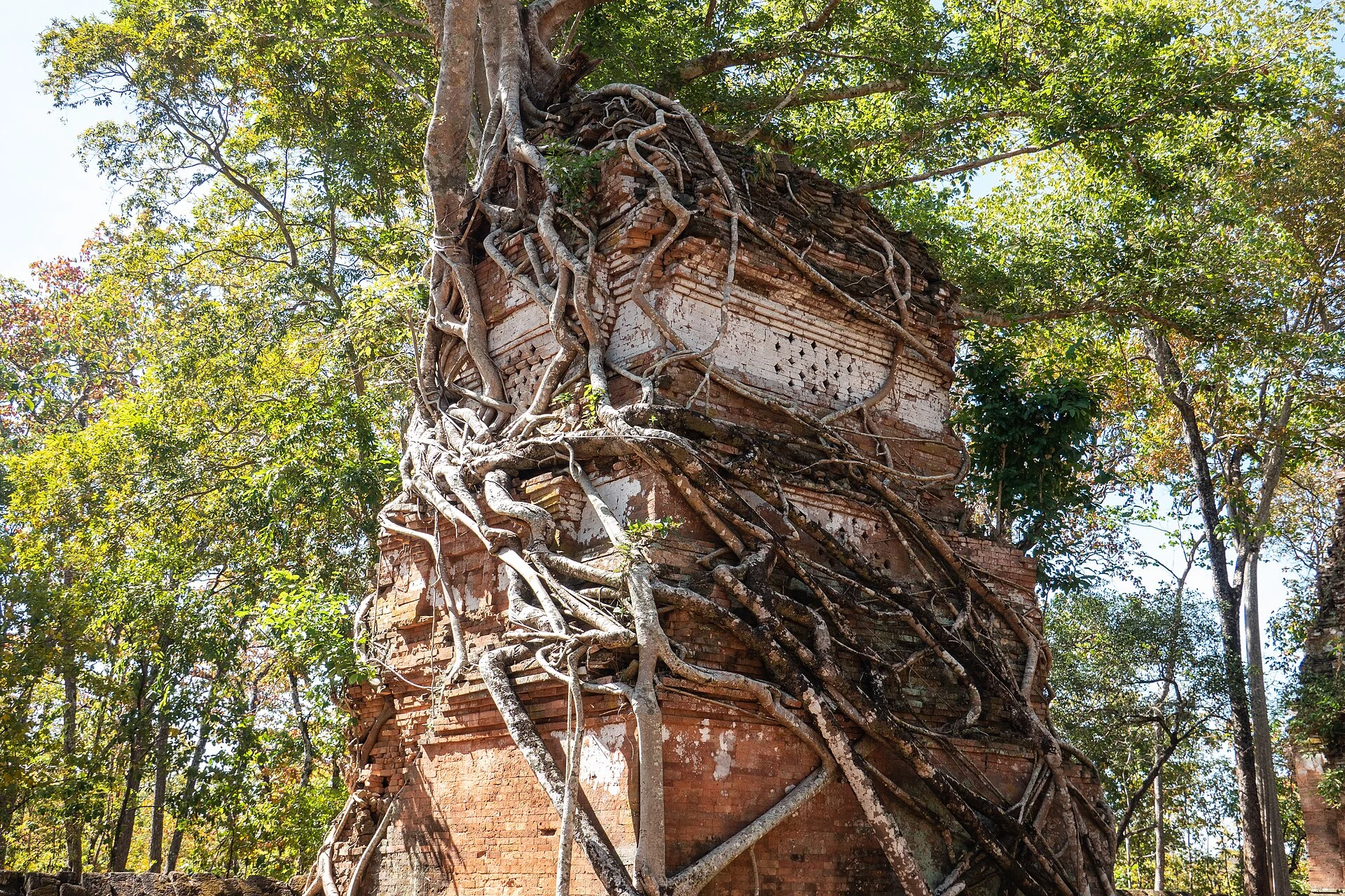 Vista elevada de Rahal y del conjunto de Prasat Thom en Koh Ker.