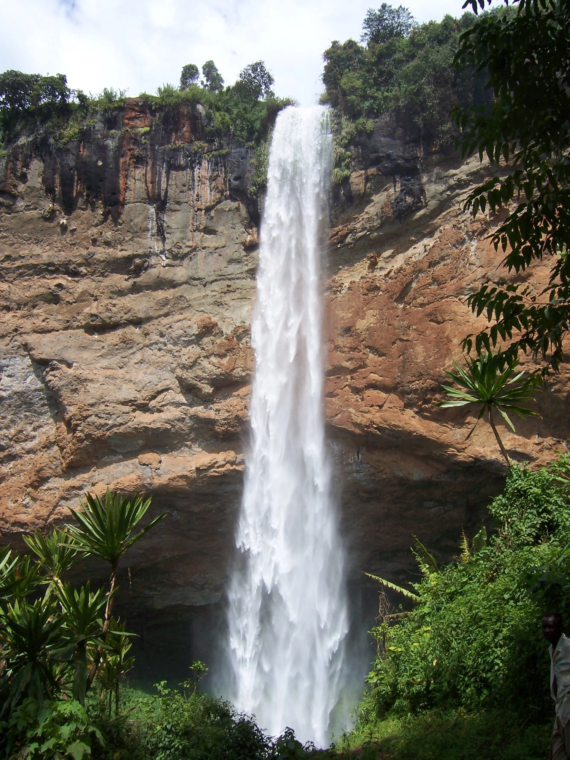 Cascada entre acantilados de basalto en Sipi Falls, Uganda.