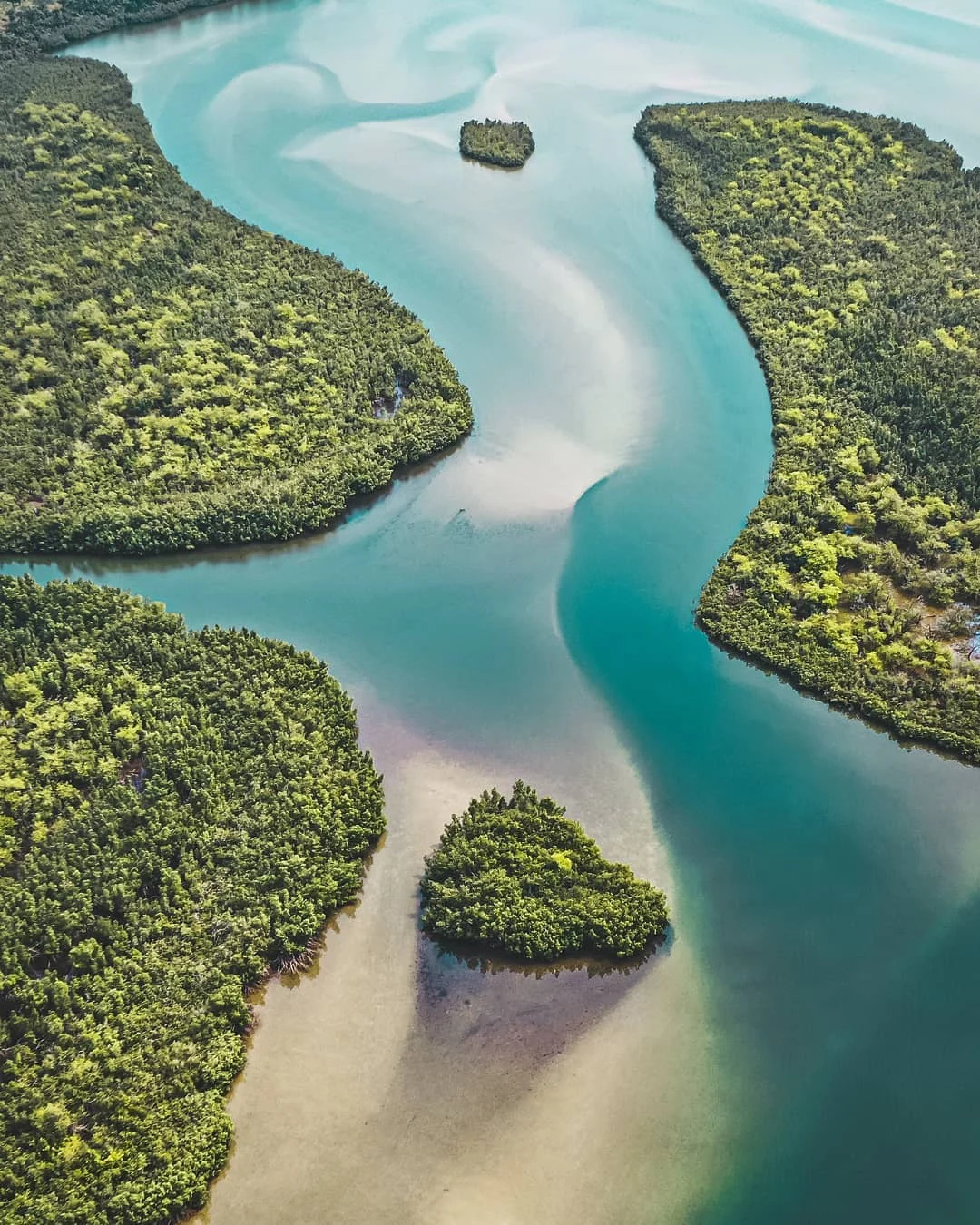 Laguna del lago Piso con orilla arbolada en Liberia.