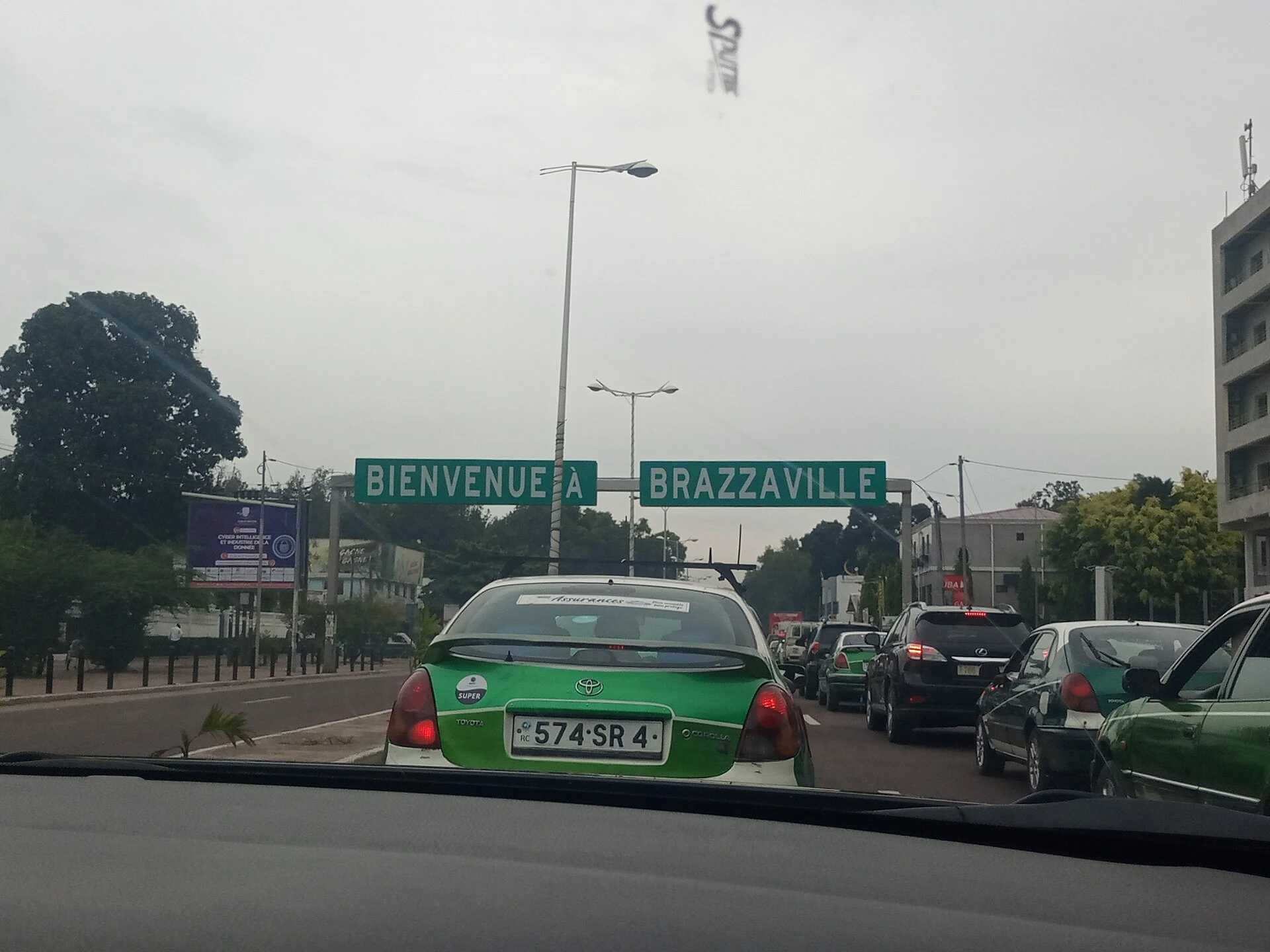 Escena urbana diurna en el barrio de Poto-Poto, Brazzaville.