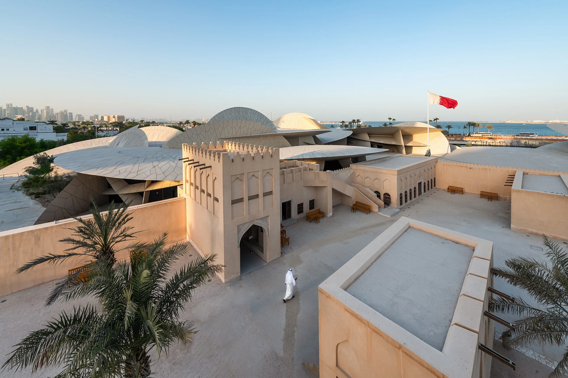 Exterior del Museo Nacional de Qatar en Doha, con sus discos arquitectónicos inspirados en una rosa del desierto.