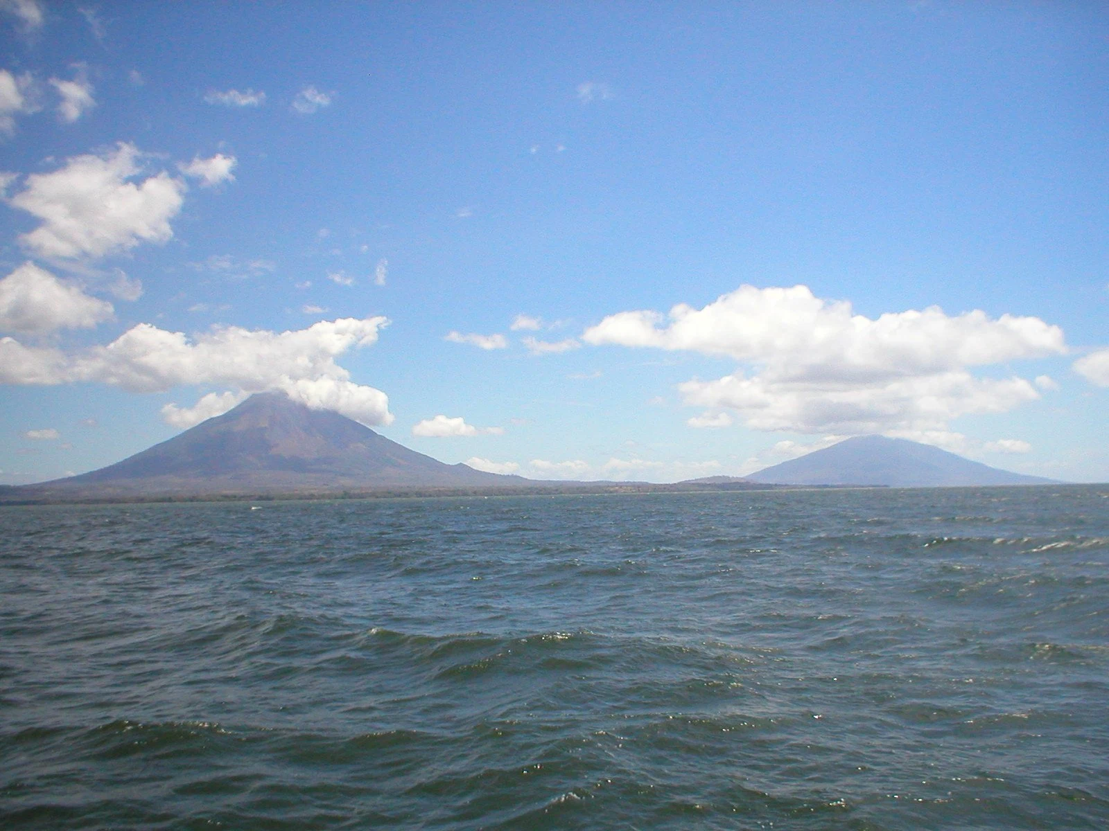 Los volcanes Concepción y Maderas se elevan sobre el Lago Cocibolca en Ometepe.