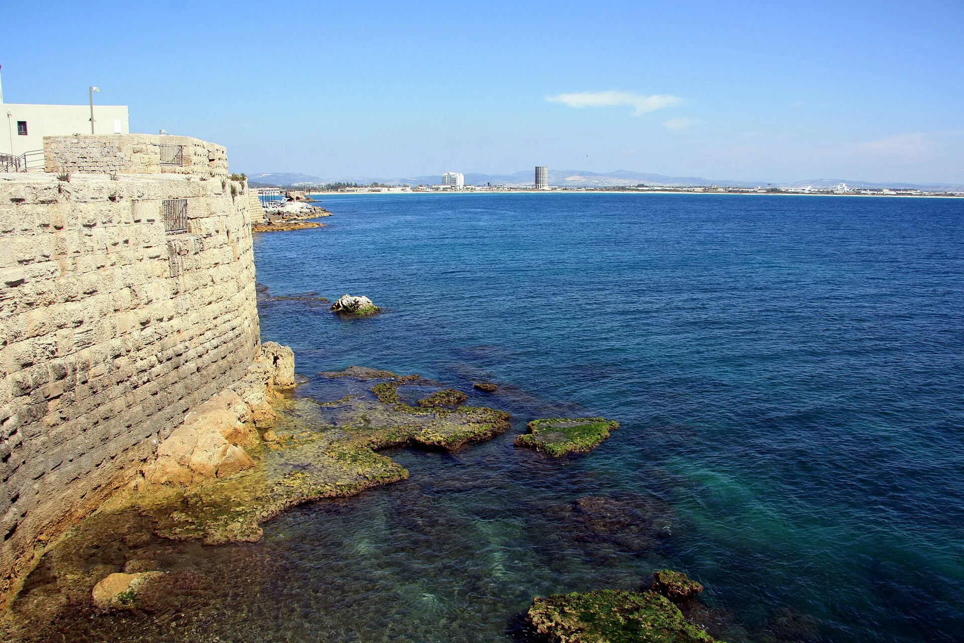 Muralla marítima de Akko frente al Mediterráneo.