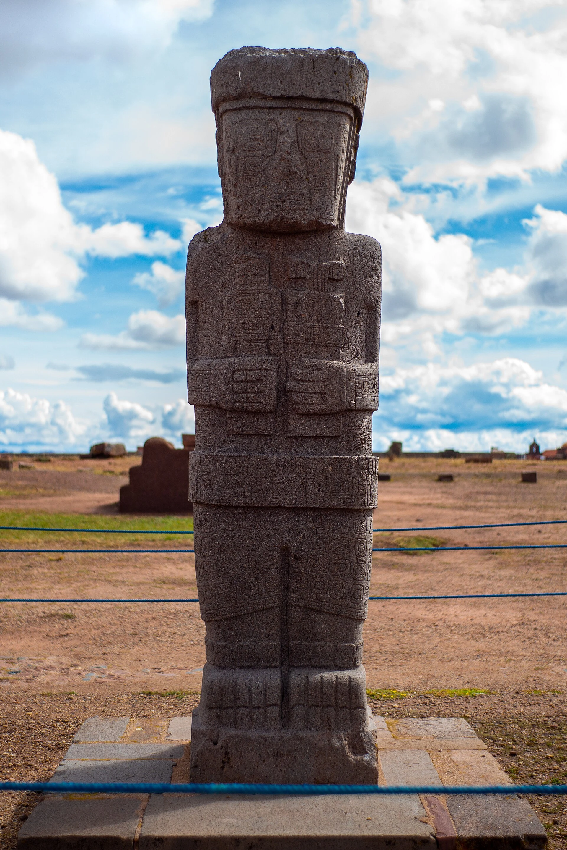 Muros y cabezas talladas del templete semisubterráneo de Tiwanaku.