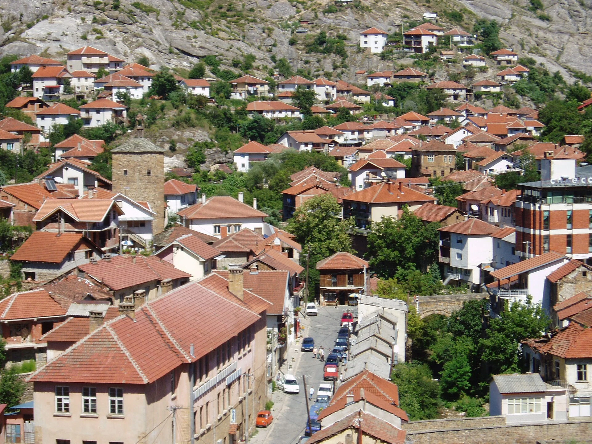 Puente de piedra y casas en ladera del casco histórico de Kratovo.