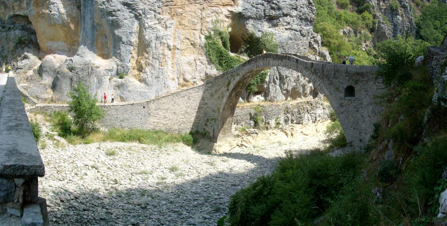 Vista amplia del desfiladero de Vikos y sus laderas calizas en Zagori.