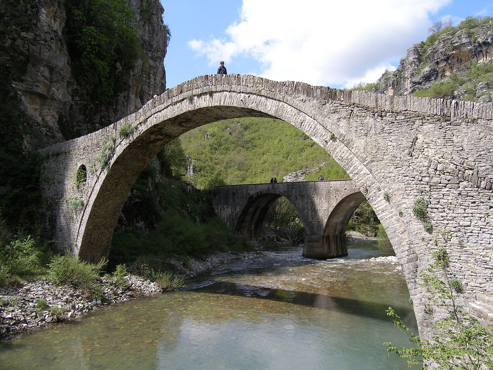 Puente de arco de piedra sobre un cauce en Zagori.