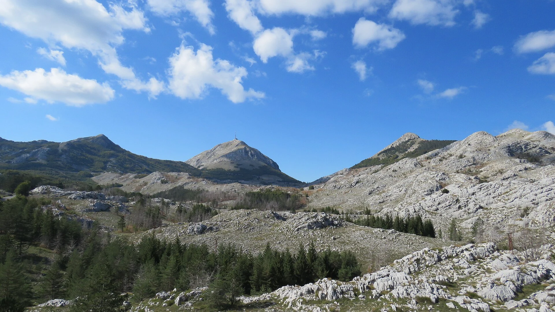 Escalinata de acceso al mausoleo de Njegoš en Lovćen.